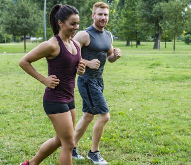 Genç çift koşuyor