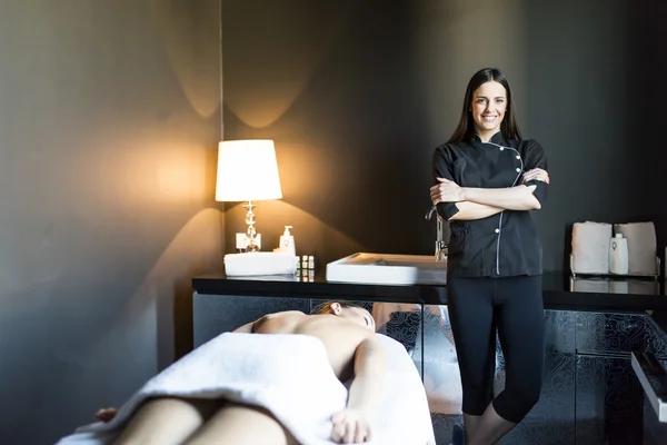 Jovem mulher fazendo uma massagem — Fotografia de Stock