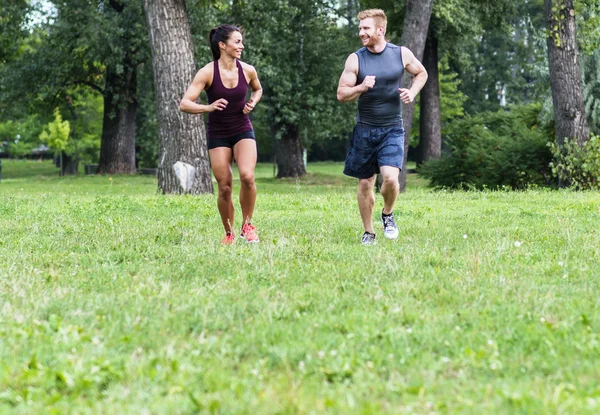 Joven pareja corriendo — Foto de Stock