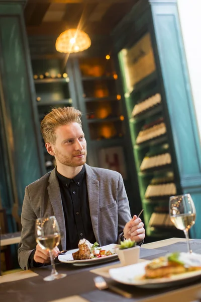 Joven en el restaurante — Foto de Stock