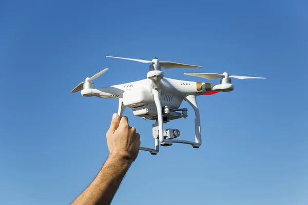 Homem segurando drone — Fotografia de Stock