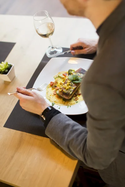 Joven en el restaurante — Foto de Stock