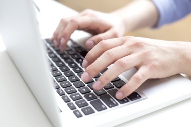 Ofis içinde belgili tanımlık laptop üzerinde işadamı