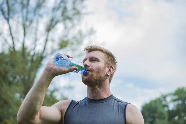 Giovane atleta acqua potabile — Foto Stock