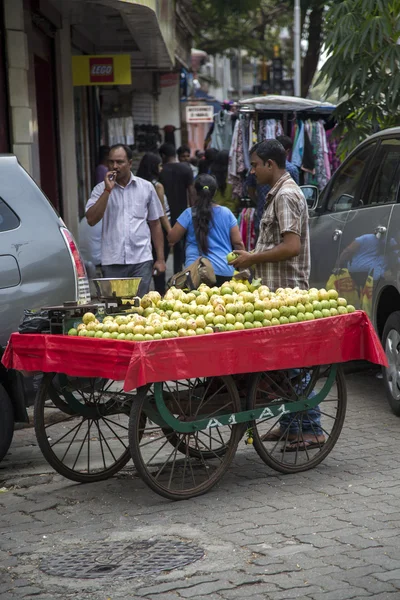 Människor på gatan av Mumbai — Stockfoto