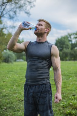 Genç sporcunun içme suyu