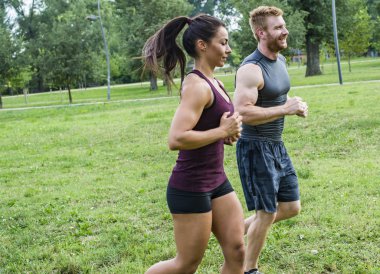 Genç çift koşuyor