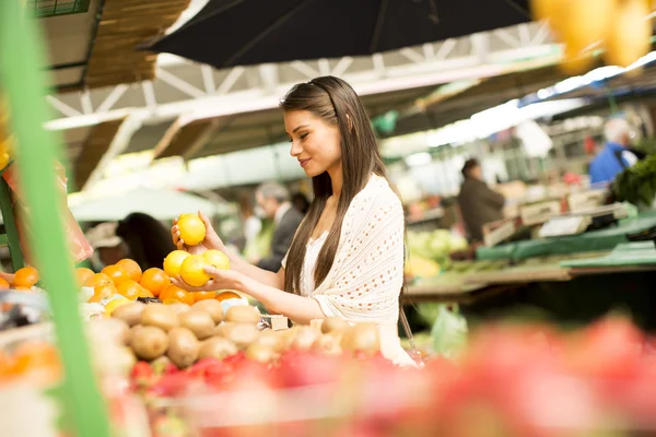 Mujer joven en el mercado — Foto de Stock