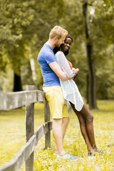 Pareja amorosa junto a la valla — Foto de Stock