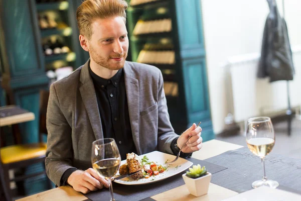 Jeune homme au restaurant — Photo