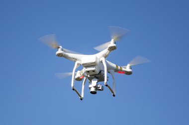 Beyaz dron hovering 