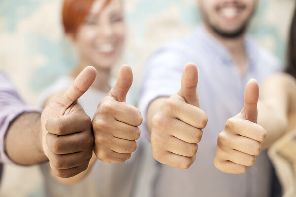 люди с поднятыми большими пальцами
