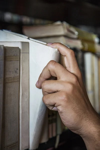 Man plukken van een boek — Stockfoto