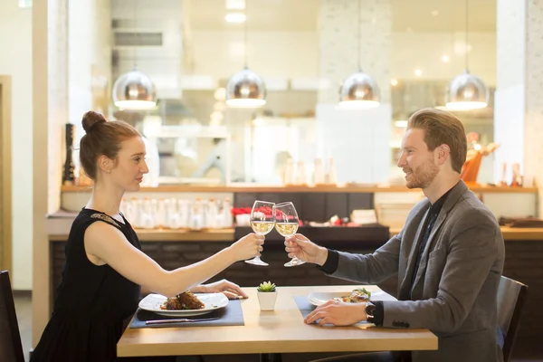Cena romántica en restaurante — Foto de Stock