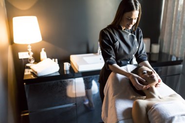 Genç bayan masaj yaptırıyor.