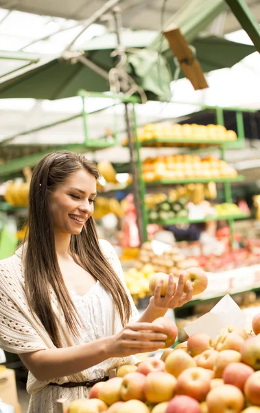 Giovane donna sul mercato — Foto Stock