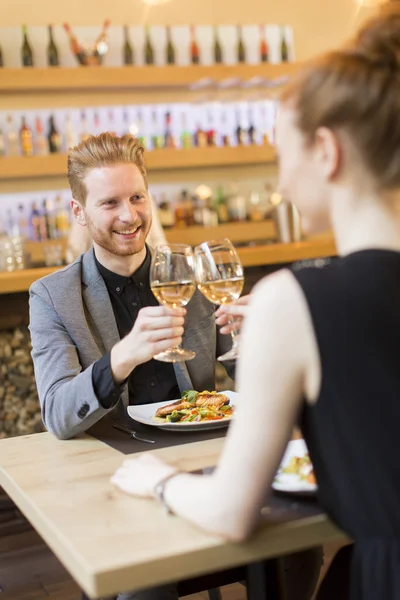 Cena romántica en restaurante — Foto de Stock