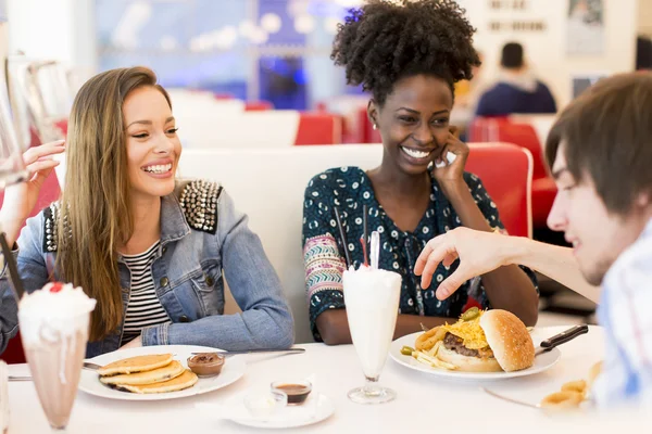 Mujeres jóvenes cenando — Foto de Stock