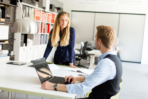 Jovens empresários na sala — Fotografia de Stock