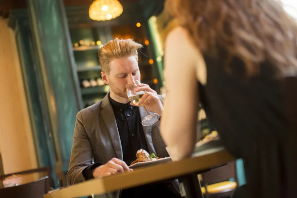 Pareja joven en restaurante — Foto de Stock