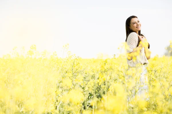 Jeune femme dans le champ de printemps — Photo