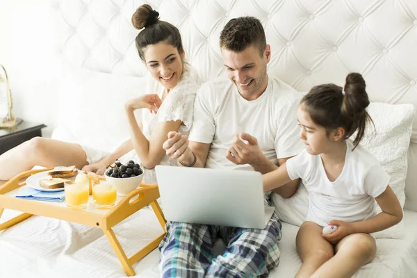 Felice giovane famiglia — Foto Stock