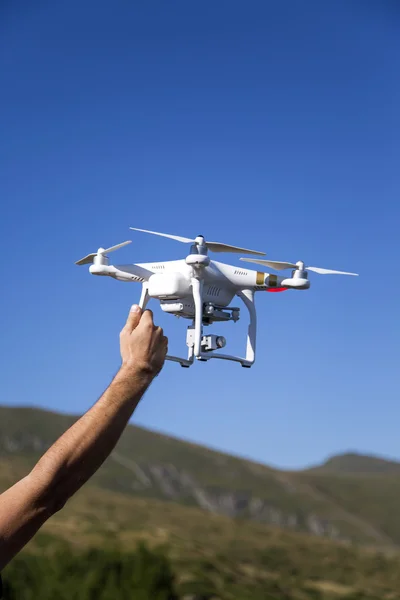 Homem segurando drone — Fotografia de Stock