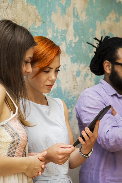 Jóvenes con teléfonos móviles en las manos — Foto de Stock