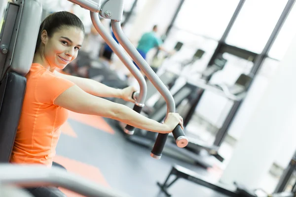 Giovane donna in palestra — Foto Stock