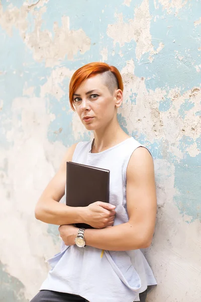 Capelli rossi donna con file in mano — Foto Stock