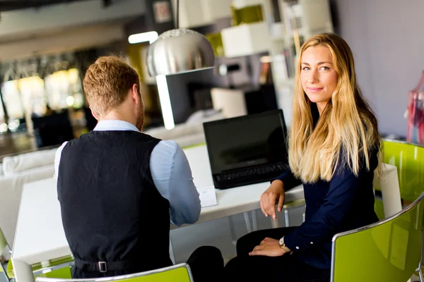 Junge Geschäftsleute im Büro — Stockfoto