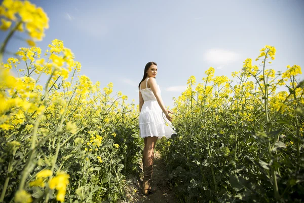 Jonge vrouw op het gebied van de lente — Stockfoto