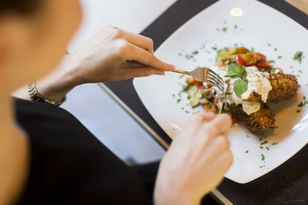 Mujer joven en el restaurante — Foto de Stock