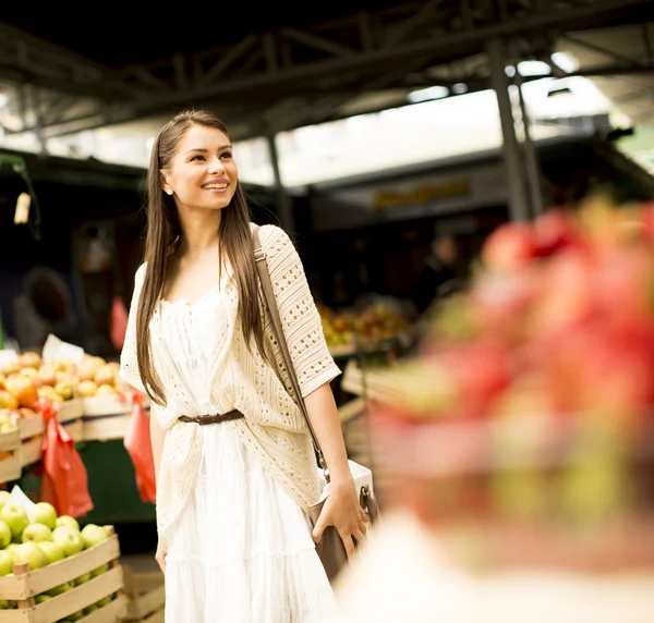 Mujer joven en el mercado —  Fotos de Stock