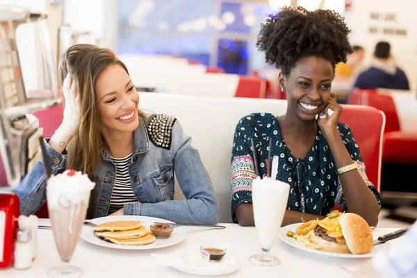 Mujeres jóvenes cenando — Foto de Stock