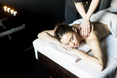 Genç bayan masaj yaptırıyor.