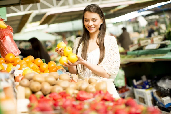 Giovane donna sul mercato — Foto Stock