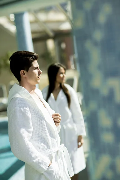 Jovem casal no spa — Fotografia de Stock