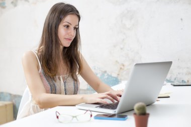 Dizüstü bilgisayarı olan genç kadın