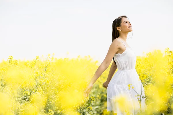 Mujer joven en el campo de primavera — Foto de Stock