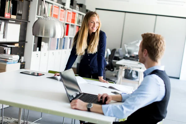 Jóvenes empresarios en la habitación — Foto de Stock