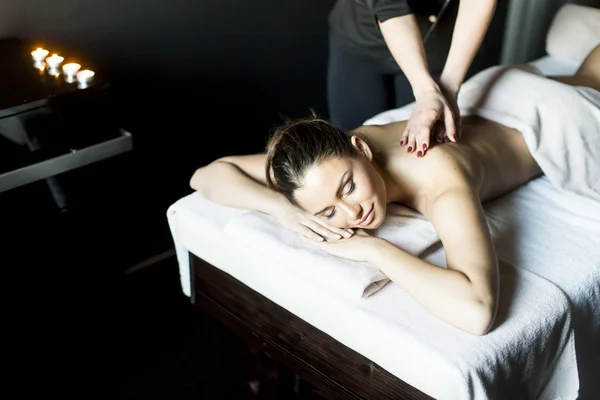 Jovem mulher fazendo uma massagem — Fotografia de Stock