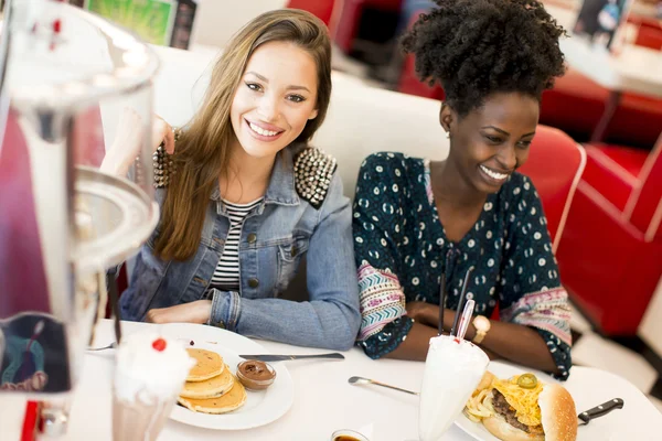 Mujeres jóvenes cenando — Foto de Stock