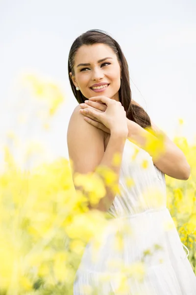 Mujer joven en el campo de primavera —  Fotos de Stock