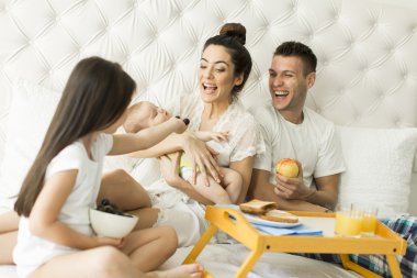 Yatakta genç familly