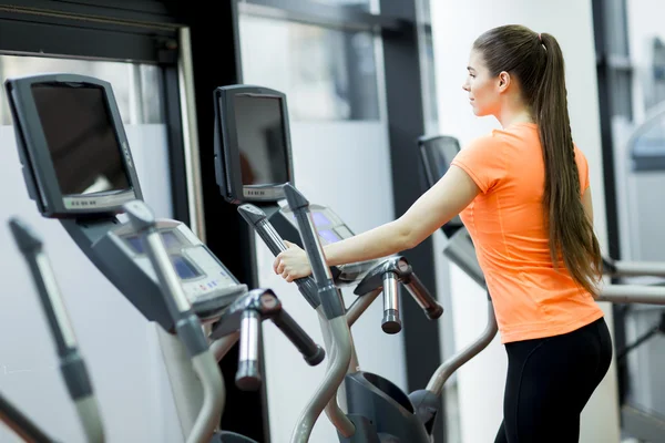 Ung kvinna i gymmet — Stockfoto