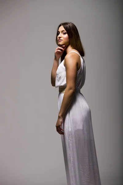 Молодая женщина в белом платье — стоковое фото