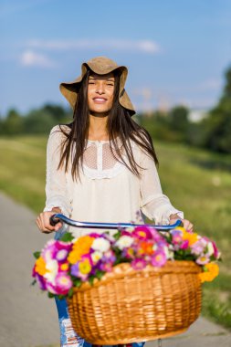 Genç kız bir bisiklet ile gidiyor