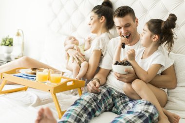 Yatakta genç familly