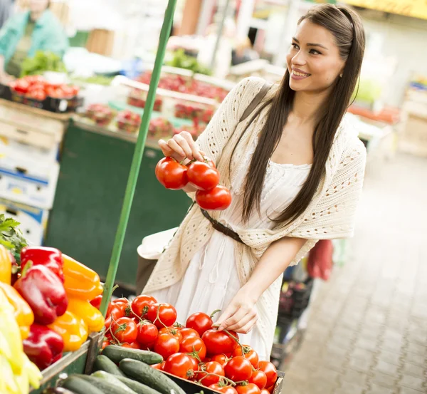 Молодая женщина на рынке — стоковое фото